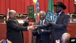 Presidente Omar al-Bashir do Sudão, a esquerda, e Presidente Salva Kiir,do Sudão do Sul, a direita, num aperto de mãos após a conclusão de uma série de acordos bilaterais em finais de Setembro de 2012