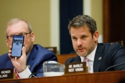 El congresista Adam Kinzinger, de Illinois, ha sido repudiado por su propia familia por su voto para juzgar al expresidente Donald Trump.