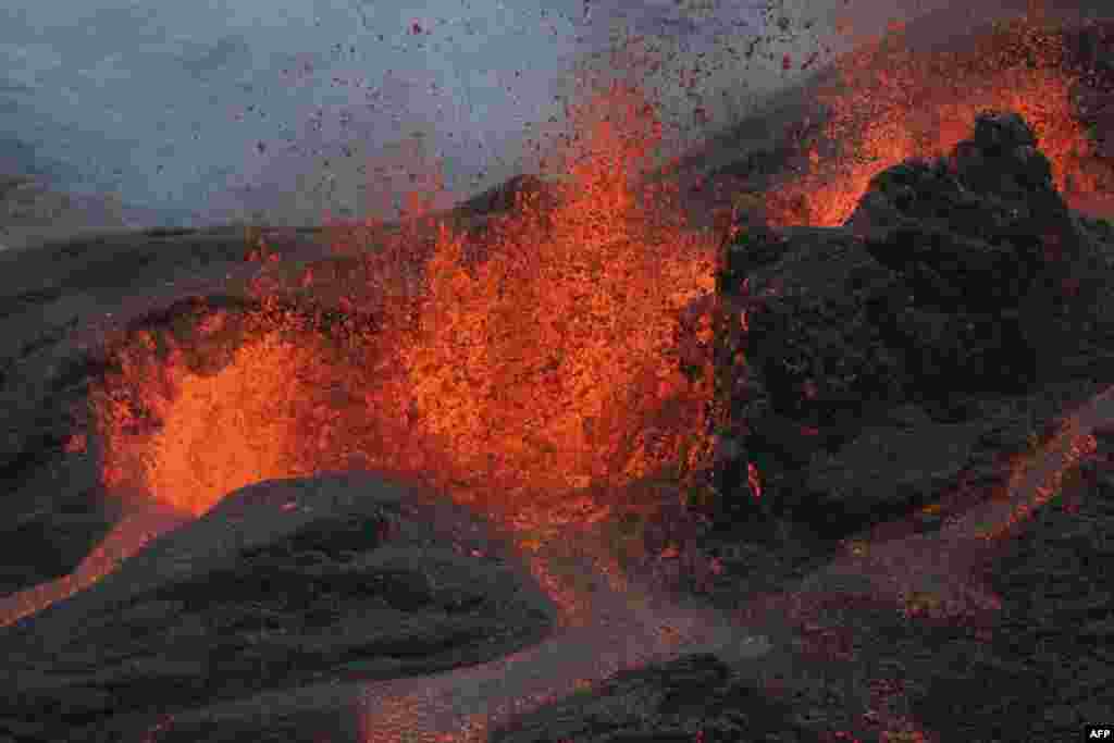Gunung berapi Piton de la Fournaise memuntahkan lava di Pulau La Reunion di Samudra Hindia.