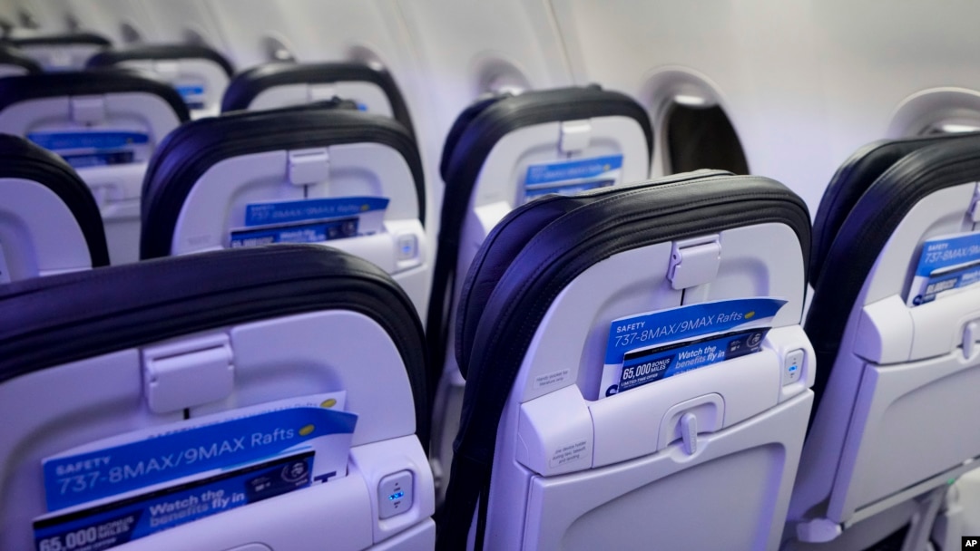 Ariva - Brošure sa bezbednosnim uputstvima u pregradama sedišta u avionu Boing 737 Maks kompanije Aljaska erlajns, na aerodrom Sijetl-Takoma, 10. januara 2024.