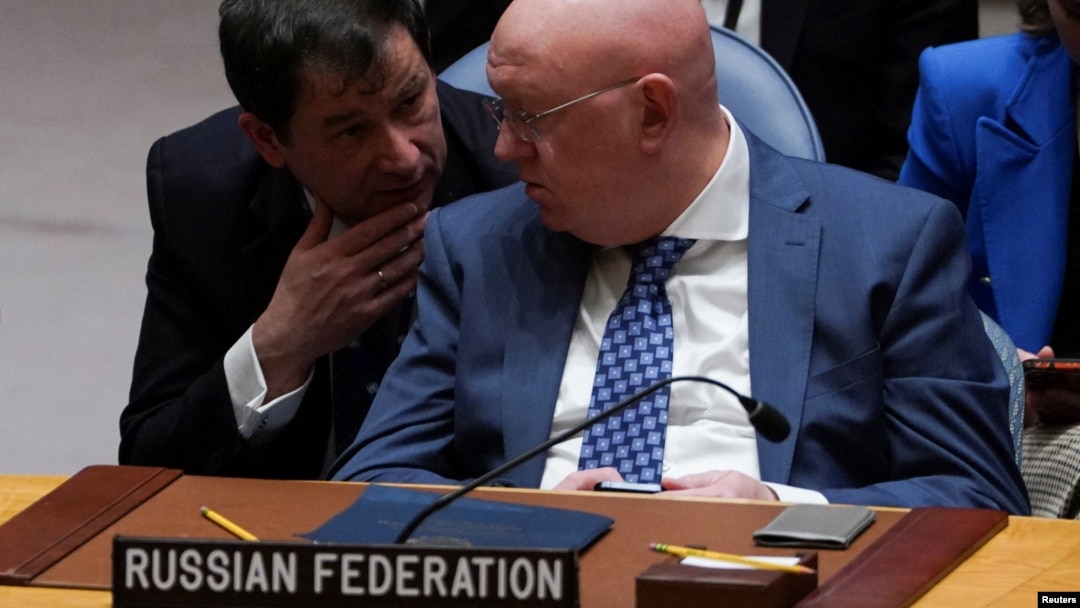 Ruski ambasador u Ujedinjenim nacijama Vasilij Nebenzija tokom sednice Saveta bezbednosti o konfliktu Izraela i Hamasa, u sedištu UN u Njujorku, 25. oktobra 2023.