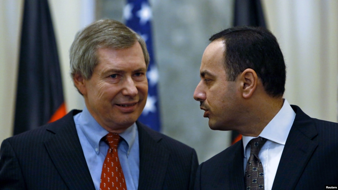 Eklil Hakimi (R), Afghanistan's ambassador to the United States, and James B. Warlick, deputy special representative for Afghanistan and Pakistan, attend a news conference in Kabul, November 15, 2012. 