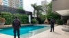 Nesta foto distribuída pela Procuradoria da Colombia, guardas numa propriedade alegadamente pertencente a Alex Saab, em Barranquilla, Colombia