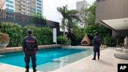 Nesta foto distribuída pela Procuradoria da Colombia, guardas numa propriedade alegadamente pertencente a Alex Saab, em Barranquilla, Colombia
