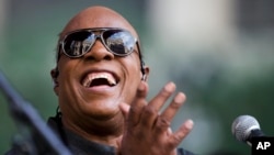Stevie Wonder vai participar num concerto em memória do cantor americano, Prince