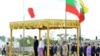 Tổng thống Miến Điện Thein Sein và Thủ tướng Nhật Bản Shinzo Abe đứng trước đội quân danh dự dàn chào tại dinh tổng thống ở Naypyitaw, Miến Điện 26/5/13