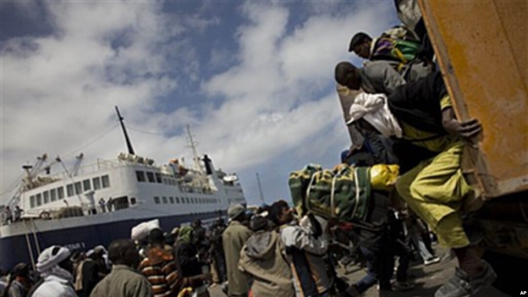 Hundreds of migrants arrive at the port moments before to flee fighting in the besieged Libyan city of Misrata, May 4, 2011