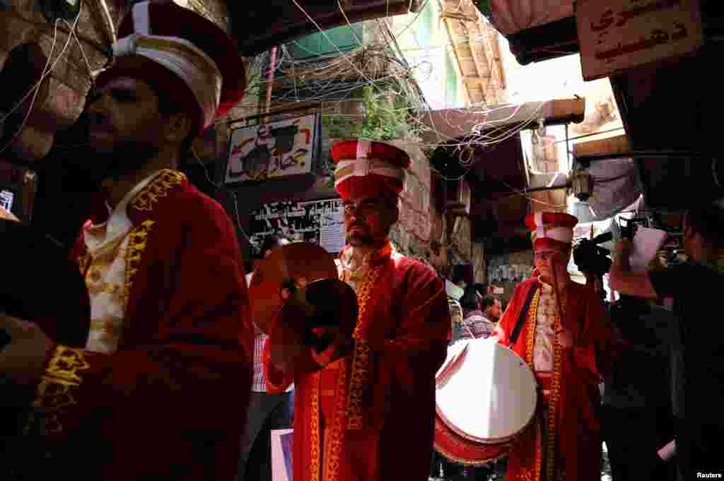 Sebuah kelompok band Turki memainkan musik untuk menyambut Ramadan di Tripoli, Lebanon.