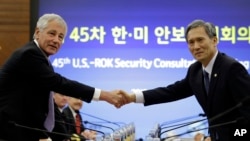 지난해 10월 서울에서 열린 제45차 미-한 안보협의회에서 척 헤이글 미 국방장관(왼쪽)과 김관진 한국 국방장관이 악수하고 있다.