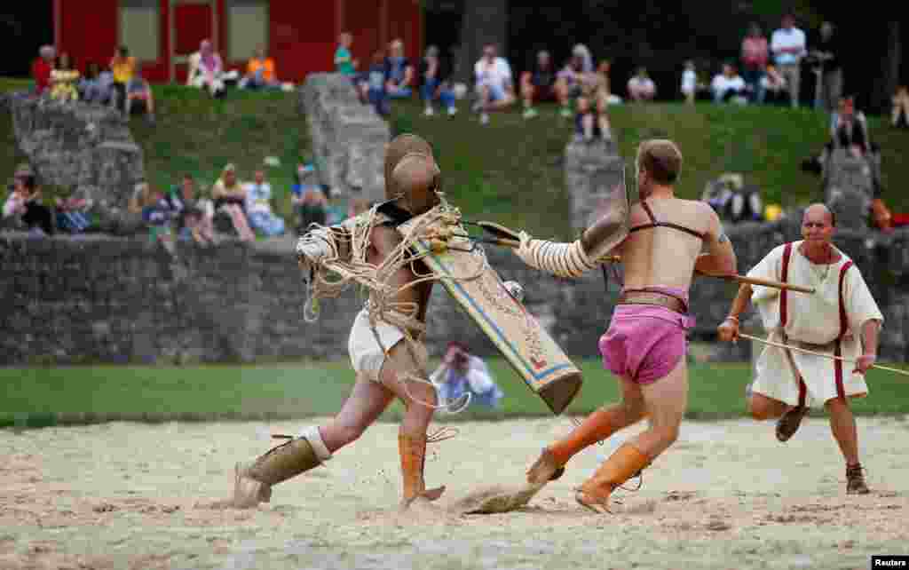 Dua "Gladiator" bertarung dalam Festival Romawi di situs bersejarah Carnuntum di Petronell, Austria.