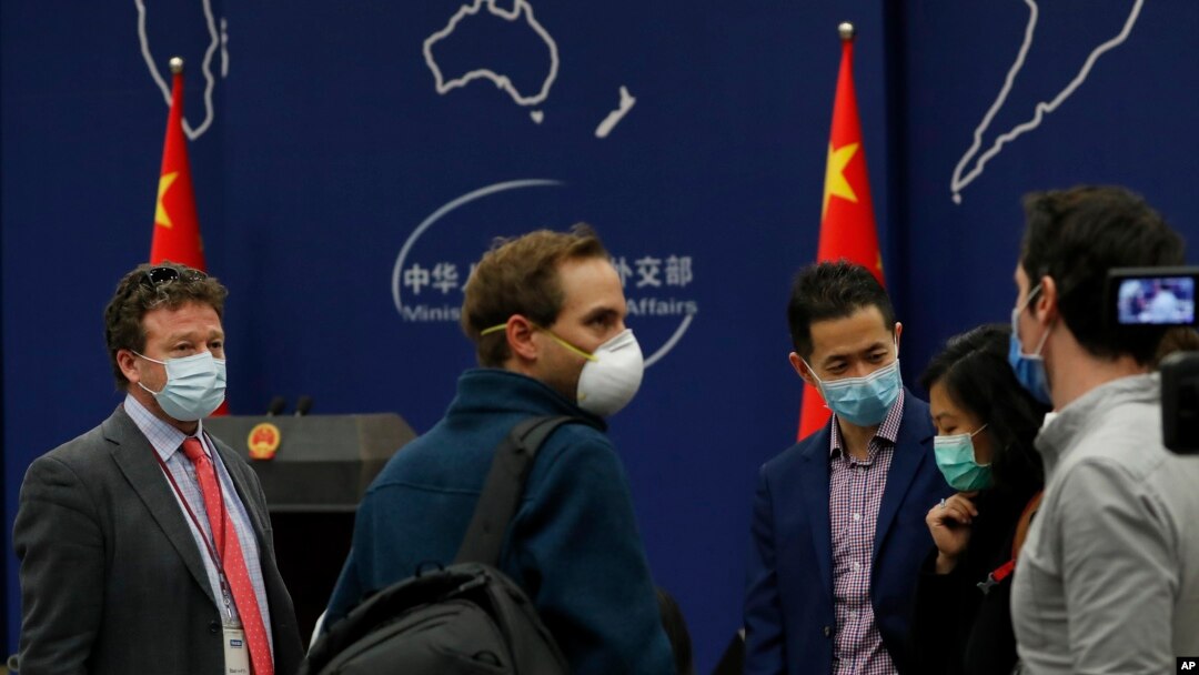 駐華外國記者在中國外交部的新聞發布會上。（2020年3月18日）