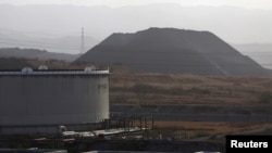 FOTO DE ARCHIVO: Un tanque de petróleo en el complejo industrial José Antonio Anzoátegui de PDVSA, en el estado de Anzoátegui. REUTERS/Carlos García Rawlins 