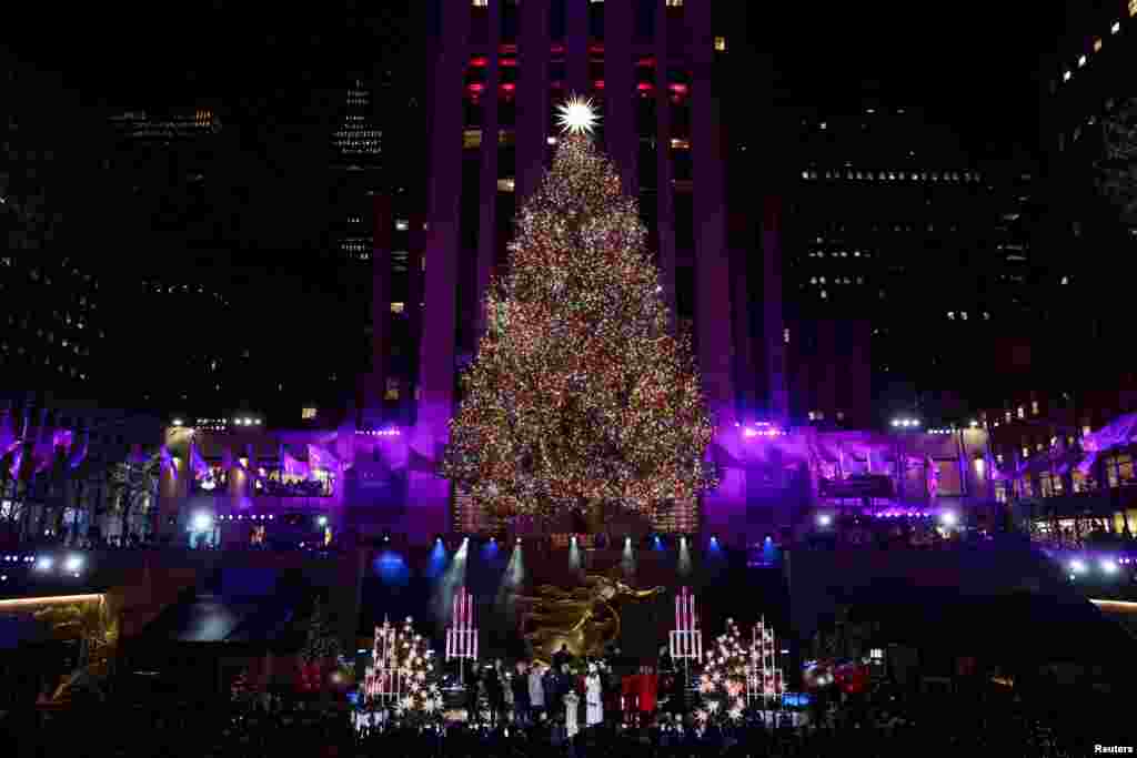 Pohon Natal dinyalakan selama upacara penyalaan Pohon Natal di Rockefeller Center, di pusat kota Manhattan, New York City, 4 Desember 2024. (Reuters) 