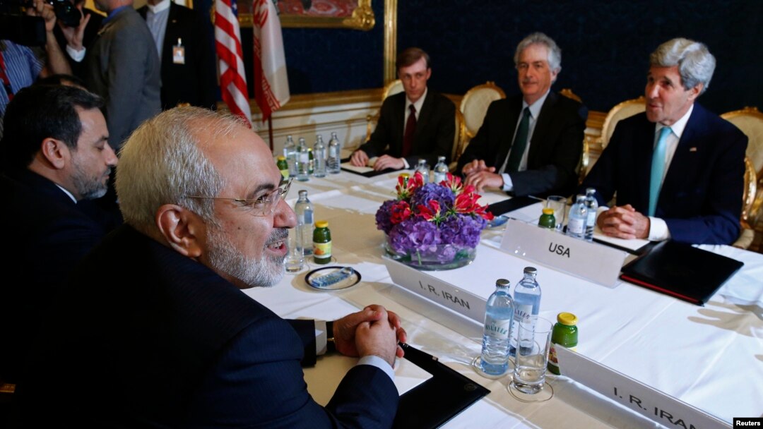 Iran's Foreign Minister Mohammad Javad Zarif (L) meets with U.S. Secretary of State John Kerry (R) at talks between the foreign ministers of the six powers negotiating with Tehran on its nuclear program in Vienna, Austria, July 13, 2014.