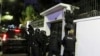 Polisi mendobrak masuk ke kedutaan Meksiko di Quito, Ekuador, Jumat, 5 April 2024, untuk menangkap mantan Wakil Presiden Ekuador Jorge Glas yang bersembunyi di sana setelah Meksiko memberi suaka politik. (Foto: David Bustillos/AP Photo)