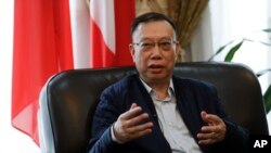 中國前衛生部副部長黃潔夫教授在中國駐意大利大使館接受採訪（2017年2月6日）
