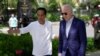 ARCHIVO - El presidente indonesio Joko Widodo, recibe a su homólogo de EEUU, Joe Biden, en Indonesia para la cumbre del G20 en Bali el 16 de noviembre de 2022.