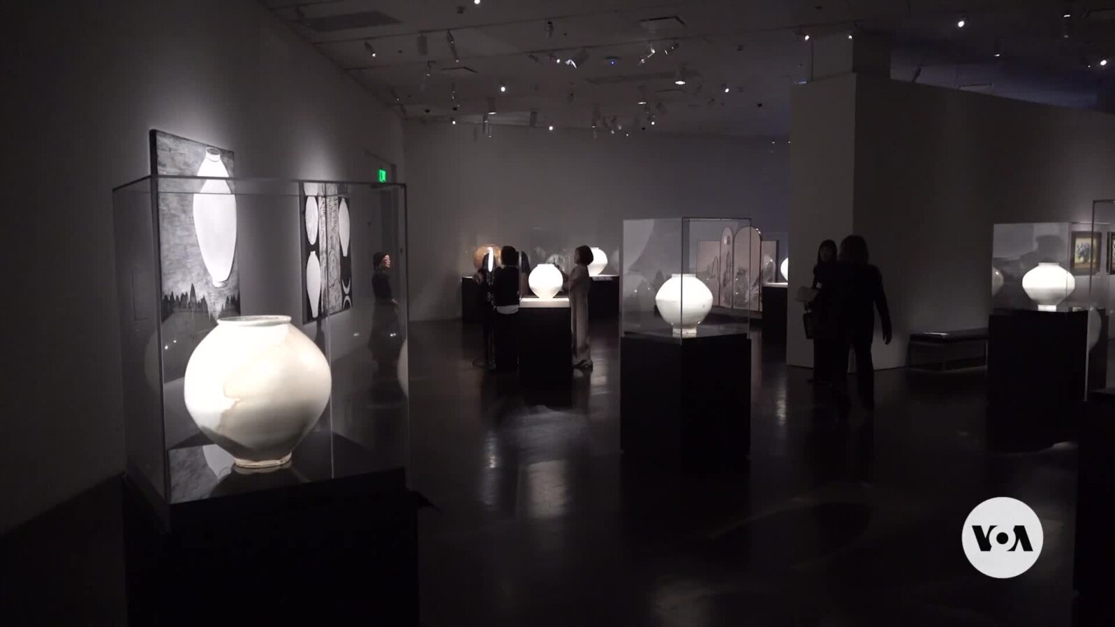 Korean moon jars shine in Colorado show