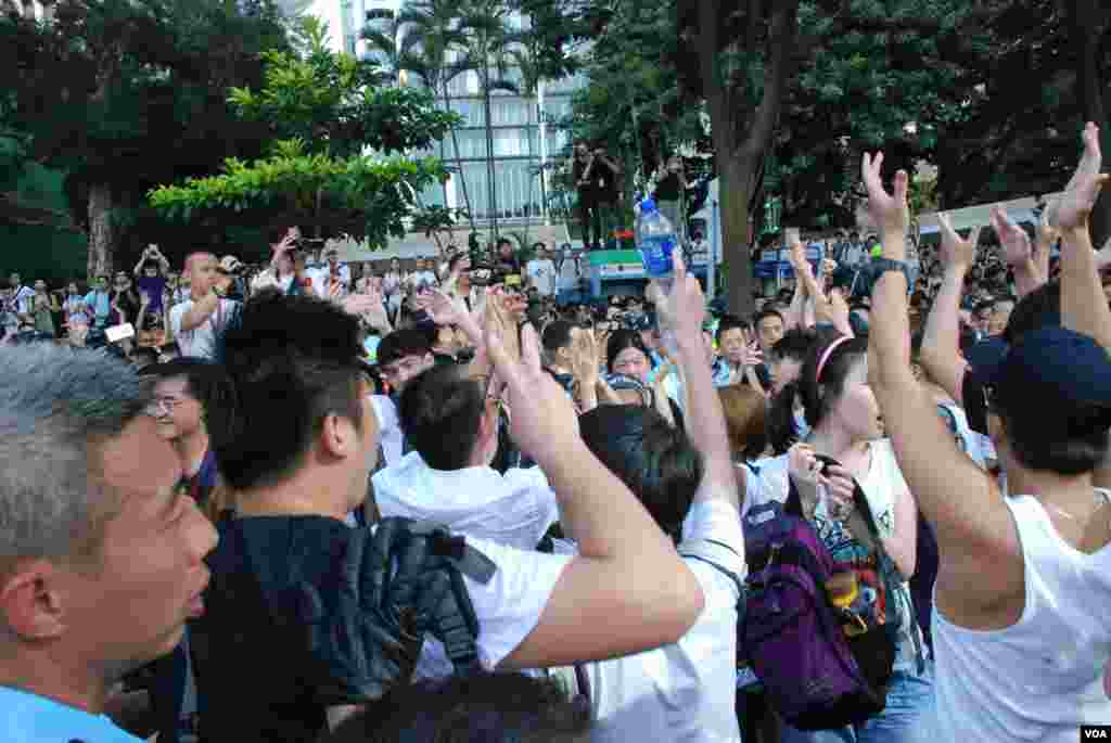 數十名參與預演佔中人士堅持到預定解散時間星期三早上8點,主動站起拍掌歡呼,和平離開