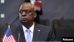 El secretario de Defensa de Estados Unidos, Lloyd Austin, asiste a una reunión de ministros de Defensa de la OTAN en la sede de la alianza en Bruselas, el 21 de octubre de 2021. 
