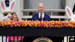 El presidente Joe Biden habla mientras la primera dama Jill Biden observa la lista de huevos de Pascua de la Casa Blanca en el jardín sur de la Casa Blanca, en Washington, el 1 de abril de 2024.
