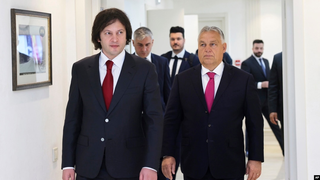 Premijer Gruzije Irakli Kobahidze i mađarski premijer Viktor Orban u Tbilisiju, 29. oktobar 2024. (AP)
