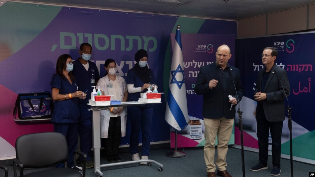 이스라엘의 나프탈리 베네트 총리가 30일 라마트간 시바 메디컬센터에서 아이작 헤르조그 대통령의 코로나 백신 3차 접종 후 기자회견을 하고 있다. 