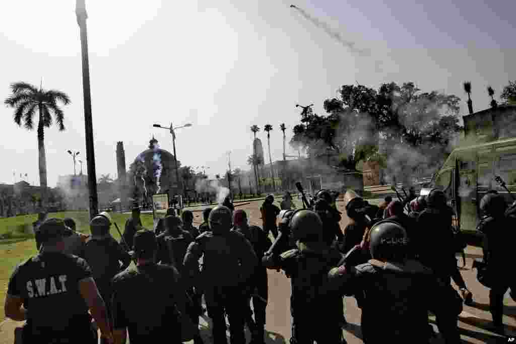 Polisi anti-huru-hara menembakkan gas air mata dalam bentrokan di luar Cairo University di Giza, Mesir (26/3). (AP/Ahmed Abdel Fattah, El Shorouk)