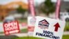 Los carteles anuncian la venta de una vivienda en la subdivisión Santa Fe, de Colony Ridge, el martes 3 de octubre de 2023 en Cleveland, EEUU.