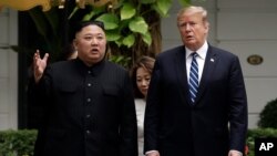 도널드 트럼프 전 미국 대통령과 김정은 북한 국무위원장이 지난 2019년 2월 2차 미-북 정상회담이 열린 베트남 하노이 소피텔 레전드 메트로폴 호텔에서 대화를 나누고 있다.