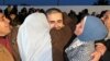 Một tù nhân Palestine được thả đã đoàn tụ với người thân ở Khan Yunis ở phía nam dải Gaza hôn 27/2.