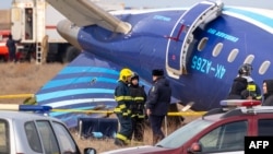 阿塞拜疆航空公司一架客機在哈薩克阿克套市附近墜毀後現場展開救援和檢驗工作。 （2024年12月25日）
