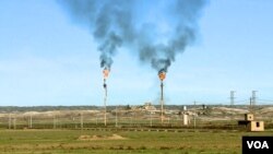 Los consumidores están encantados con la caída de los precios del petróleo, pero los economistas advierten que la alegría puede durar poco.