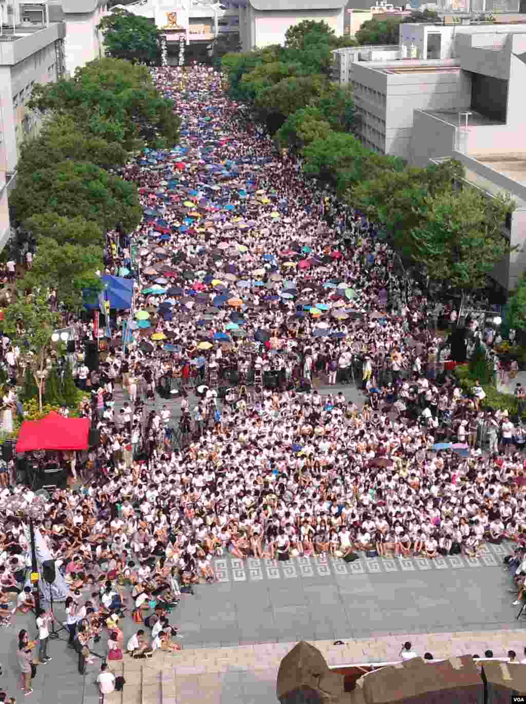 Thousands of students stage a rally at the Chinese University of Hong Kong campus, in Hong Kong, Sept. 22, 2014. (Hai Yan / VOA)