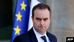 ARCHIVO - El ministro de las Fuerzas Armadas de Francia, Sébastien Lecornu, abandona el palacio presidencial del Elíseo después de la reunión semanal del Gabinete en París el 5 de marzo de 2025.