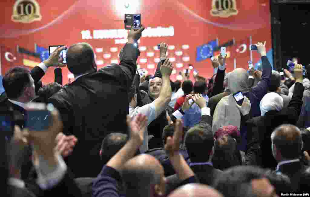 Erdoğan'ın konuşması sırasında cep telefonuyla fotoğraflayan bir kişi