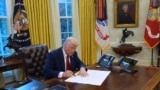 Tổng thống Donald Trump ký các sắc lệnh tại Phòng Bầu dục, Tòa Bạch Ốc, ngày 30/1/ 2025.