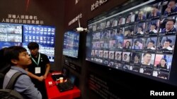 2017年中國公共安全博覽會上展示人臉識別技術(資料圖片)
