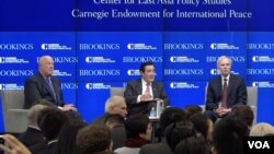 馬英九與布魯金斯學會東亞政策中心主任卜睿哲、卡內基國際和平基金會副總裁包道格座談(2017年3月7日，美國之音鬱安拍攝)