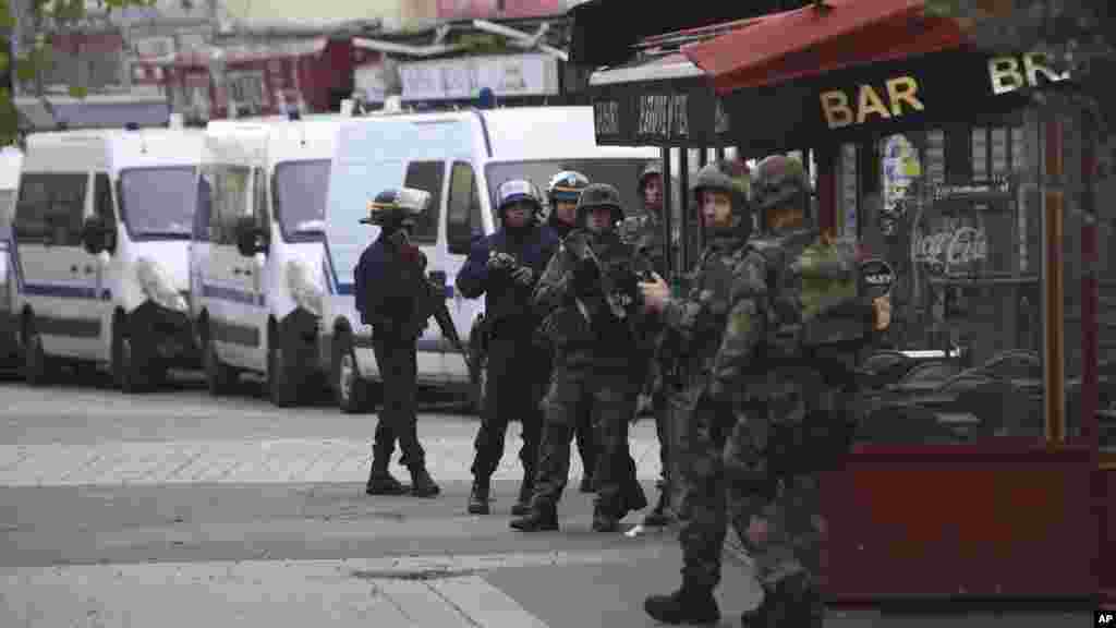 Des militaires et des policiers antiémeutes prennent position près d’un immeuble à Saint-Denis,18 novembre 2015