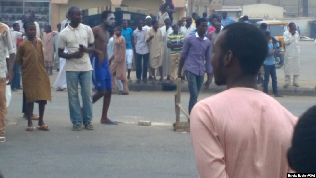 Matasa na murnar cin zaben Buhari cikin kwanciyar hankali