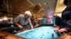 Un hombre juega en una mesa protegida por un vidrio plastificado en el hotel Bellagio en Las Vegas, Nevada. 4 de junio de 2020.