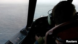 Pilot Kraljevskog kanadskog vazduhoplovstva osmatra okean u potrazi sa nestalom podmornicom OceanGate, 20. juna 2023. 