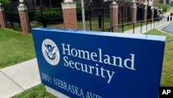 Autoridades estadounidenses afirman que piratas cibernéticos han atacado los sistemas de votación de más de 20 estados en los últimos meses.