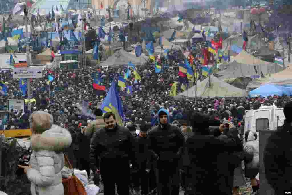 Все действия оппозиции на площади Независимости носят мирный характер. Однако во время выступления на народом Вече 16 февраля один из лидеров оппозиции Арсений Яценюк призвал украинцев к «мирному наступлению», если власть откажется от переговоров.