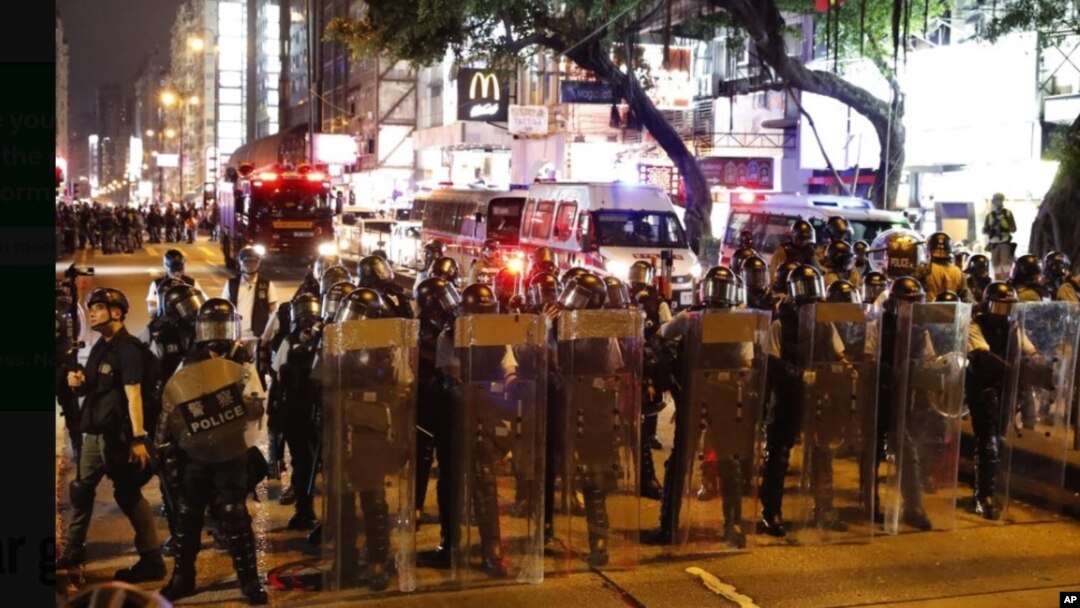 香港市民星期六， 8月10日再次舉行示威， 警方嚴陣以待。美聯社