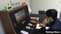 한국의 판문점 공동경비구역(JSA) 내 연락사무소 직통전화를 통해 한국측 연락관이 북측 연락관과 통화하고 있다. (자료사진)