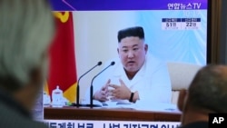 지난 6월 한국 서울역 대기실에 설치된 TV화면에 북한 관련 뉴스가 나오고 있다.