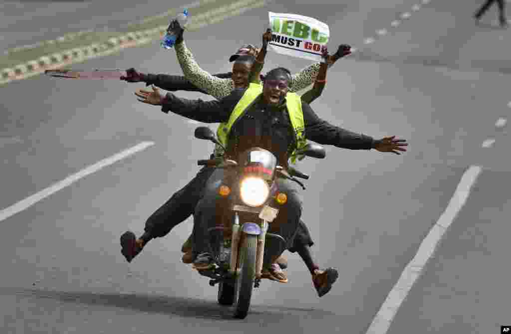 Para demonstran oposisi melakukan unjuk rasa dengan sepeda motor, menuntut pembubaran Komisi Pemilu di Nairobi, Kenya.