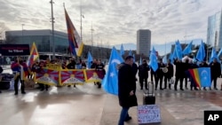 བོད་དོན་རྒྱབ་སྐྱོར་བ་དང་ཡུ་གུར་མི་རིགས་ཀྱི་རྒྱབ་སྐྱོར་བ་ཚོས་སུད་སིའི་ཇི་ནི་ཝར་ཡོད་པའི་མཉམ་འབྲེལ་རྒྱལ་ཚོགས་ཀྱི་ཕྱི་རོལ་དུ་རྒྱ་ནག་གཞུང་གི་དྲང་བདེན་མིན་པའི་སྲིད་བྱུས་ལ་ངོ་རྒོལ།